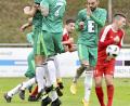 Bild: Hubert Ziegler
Die Ammerthaler Christian Knorr, Mario Zitzmann und Marco Weber (in den grünen Trikots von links) können in dieser Situation, die zur Vacher 2:1-Führung führt, den Schuss von Daniel Geissler nicht abblocken.