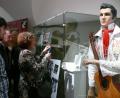 Bild: abu
Zeitzeugin Lieselotte Zelenka aus Hirschau ist eine der Ersten, die bei der Eröffnung den Original-Brief von Elvis begutachten. Die Vitrine ist den ganzen Abend dicht umringt.