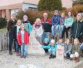 Bild: pi
Maria Frischholz (links) und Judith Götz (rechts) freuen sich mit den Kindern über den von Dieter Aurich (Sechster von links) hergestellten Gründungsstein.