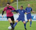 Bild: gb
Der FC Tirschenreuth zog am Sonntag gegen den FC Eintracht Münchberg verdient mit 1:2 den Kürzeren. Hier kämpfen Andreas Gradl (links) und Gästespieler Sebastian Strößner um den Ball.