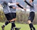 Bild: Hubert Ziegler
Philipp Hummel (links) und Christian Demel (Mitte) beglückwünschen den Führungstorschützen des SSV Paulsdorf zum 1:0, Christian Schreier (rechts).