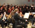 Bild: Kunz
Dirigentin Stefanie Zühlke-Schmidt (rechts) leitete nach der Pause Chor und Orchester.