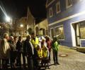 Bild: weu
Der Rundgang mit Alfred Wolfsteiner (sechster von links) endete vor dem blauen Haus Nr.3 am Marktplatz, das in früheren Zeiten Pfarrhaus für die evangelischen Pfarrer war.