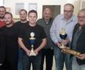 Bild: lgc
„Besser als der Rest“ ist einmal mehr der Sieger der Gemeindemeisterschaft im Luftgewehrschießen. Stefan Lautner (Vierter von rechts) nahm für das Team den Pokal entgegen. Für die zweitplatzierten „Jägermeister Boys“ tat dies Albert Schreglmann (Zweiter von rechts), für „Die Alten“ auf Rang drei Alfred Schmid (Vierter von links). Die Preisverleihung übernahmen Schützenmeisterin Claudia Schreglmann (Fünfte von links) und ihr Stellvertreter Dieter Pommeranz (links). Schirmherr Gerhard Löckler überreichte für den gleichwertigen Eröffnungsschuss Dieter Biersack (Dritter von links) einen Preis.