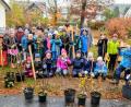 Bild: fdl
Die Pflanzaktion macht den Kindern der Ehenfelder Schule sichtlich Spaß. Mit dabei (hintere Reihe, von links): die Lehrerinnen Amelie Schaller und Andrea Schmid sowie Marion Schlosser, Detlef Methe und Albert Meyer von den Blumen- und Gartenfreunden.