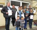 Bild: ubb
Viele Freunde aus Waldsassen und dem Landkreis Tirschenreuth wollen der Familie Gazimov (Mitte) helfen, damit sie hier bleiben kann.