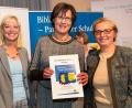 Bild:  H.-R. Schulz/BSB
Kultusstaatssekretärin Carolina Trautner (von links), Christina Michel, die Leiterin der Bibliothek der OTH Amberg-Weiden, und Monika Patuska, eine ihrer Mitarbeiterinnen bei der Verleihung des Zertifikats.