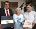 Bild: Hirsch
Bürgermeister Thomas Falter gratulierte Berta und Josef Scharf (von links) zur Eisernen Hochzeit.