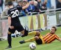 Bild: A. Schwarzmeier
Grafenwöhrs Markus Kraus (rechts) grätschte den Ball gerade noch vor Ambergs Albert Sejdiu ab. Die SV gewann das Heimspiel gegen Inter Bergsteig mit 2:0.