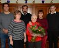 Bild: bey
Katharina Eismann bekommt zum 85. Geburtstag einen bunten Blumenstrauß und viele gute Wünsche. Tochter Brunhilde legt liebevoll die Hand auf Mutters Schulter. Bürgermeister Josef Beimler gratuliert und hatte Praktikant Matthias Ebnet mitgebracht. Pfarrer Norbert Götz wünscht Gottes Segen für die Zukunft. Gerlinde Müller übermittlt für den Pfarrgemeinderat die Glückwünsche.