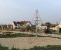 Bild: Karin Wilck
Vor zehn Jahren bestückte die Stadt Weiden den Kinderspielplatz im damals neuen und noch weitgehend leeren Baugebiet Kirchenäcker in Weiden am See. Inzwischen stehen ringsum Wohnhäuser. Der Spielplatz wird gut angenommen und soll im Jubiläumsjahr endlich ausreichend „Schattenspender“ erhalten.