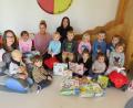 Bild: adj
Krippenleiterin Nicole Käs (hinten Mitte), ihre Kolleginnen Michaela Schmidt (hinten, rechts) und Larissa Striege l(links) freuten sich mit den Kinder über die neuen Spielsachen.