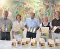 Bild: es
Für den 13. Regionalmarkt in Tännesberg präsentieren zweiter Bürgermeister Hans-Peter Klünner, Angela Völkl, Rathauschef Max Völkl, Petronilla Klinger und Florian Lang (von links) Flyer und Plakate.