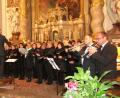 Bild: sck
Regionalkantor Georg Schäffner am Dirigentenpult und (von rechts) die beiden Trompetensolisten Markus Toesko und Johann Hofmann tragen in der Asamkirche zu einem großen Konzerterlebnis bei.
