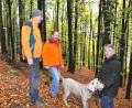Bild: es
Förster Josef Weber (rechts) informiert bei einem Ortstermin Forstwirtschaftsmeister und Einsatzleiter Markus Lang und Servicestellenleiter Thomas Parton (von links) über die Maßnahmen der Bayerischen Staatsforsten im geologischen Lehrpfad.