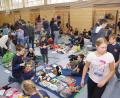 Bild: bkr
Die Mehrzweckhalle machen die Feuerdrachen zum Verkaufsplatz für allerlei Kindersachen.
