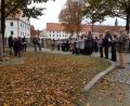 Bild: exb
Zum ökumenischen Friedensgebet an der Friedenssäule in der Parkanlage Schwanenwiese in Waldsassen hatten die beiden christlichen Kirchen eingeladen.