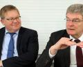 Bild: Wolfgang Steinbacher
Oberbürgermeister Michael Cerny (links) und Stadtkämmerer Franz Mertel stellen den Haushaltsentwurf für 2019 vor.