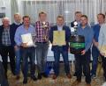Bild: fuw
Allen Grund zu feiern. Bei der Saisonabschlussfeier des TC Windischeschenbach wurden die "Herren40" und der Vereinsmeister geehrt. (Manfred Riebl, Clemens Sammet, Thomas Benner, Bernhard Birkner, Karlheinz Budnik, Hubert Käck, Tobias Kaufmann, Markus Schandri, Tobias Schattenkirchner (von links)