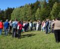 Bild: ens
Die Wandergruppe lauscht den Ausführungen von Franz Eger (Vierter von rechts). Im Waldgebiet am Bromberg sollen Windräder gebaut werden. Die Bürgerinitiative stellt sich dagegen.