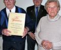 Bild: lgc
Eine gelungene Überraschung: Bei der Gratulation zum 89. Geburtstag überreicht Bürgermeister Gerhard Löckler (Mitte) Alfons Nickl im Beisein von Ehefrau Hildegard die Dankurkunde der Gemeinde.