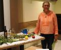 Bild: weu
Monika Ermer, Kursleiterin für Heilpflanzenkunde, referierte beim Gartenbauverein über wertvolle Heilkräuter, die man direkt vor der Haustüre findet.
