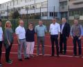 Bild: u
Die CSU-Fraktion macht sich ein Bild von der Sanierung der Außensportanlage der Grund- und Mittelschule (von links): Birgit Birner, Kerstin Ackermann, Fraktionsvorsitzender Hans-Jürgen Schönberger, Bärbel Birner, Dritter Bürgermeister Peter Leitsoni, Bürgermeister Hermann Falk, Josef Luber und Christian Gnan.