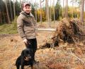 Bild: ge
Sturmwürfe entdecken und aufarbeiten lassen, ist eine der Aufgaben von Förster Julian Sauter. Stets dabei ist Erco, der österreichische Brandlbracken-Rüde. Auch er hat Tradition: Bracken sind die ältesten Jagdhunde Europas.