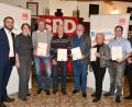 Bild: bey
Stellvertretender SPD- Ortsvereinsvorsitzender Martin Filchner (von links), Annette Karl und SPD-Ortsvereinsvorsitzender Sebastian Dippold (rechts) ehren die langjährigen Mitglieder Dieter Neubauer, Karl Schmidberger, Norbert Fuhrmann, Heidi Zimmermann und Marco Bethmann.