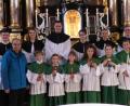 Bild: mng
Um sechs Messdiener wächst die Schar der Ministranten: Matthias Kneidl, Noah Kneidl, Leonie Hösl, Ehlen Esaac, Katharina Schuster und Marie Troppmann (von links). Das „Handwerkszeug“ für ihren Dienst brachten ihnen die Gruppenleiter Tobias John und Gabriel Babo (hintere Reihe, Dritter und Zweiter von rechts) bei. Pfarrer Prechtl (rechts) hob die Bedeutung des Dienstes hervor und hoffte, dass sich die Neuen die Freude und den Eifer dafür bewahren. Pastoralreferent Albert Neiser (vorne links) ergänzte, dass jeder für den anderen ein Vorbild sei; nur so gelinge das Zusammenleben in einer Gemeinde. Die Oberministranten Martin Reis, Philipp Pöllmann (hintere Reihe, links und Dritter von links) und Matthias Majer (hintere Reihe, rechts) hießen die Neuaufgenommenen herzlich willkommen.
