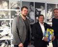 Bild: exb
Tourist-Info-Leiter Ludwig Bundscherer und Franz Göhl (von links) übergaben an Fabian Reiter den Hauptgewinn des Preisausschreibens. Mit im Bild stellvertretender Bürgermeister Peter Gold (rechts).