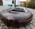Bild: Wolfgang Steinbacher
Der stilisierte Außenbordmotor der Schlauchbootskulptur, der am Heck anmontiert war, blieb unbeschädigt und soll wieder angebracht werden.