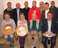 Bild: smr
Zum 50. Mal richten die Tell-Schützen das Vilsecker Stadtratsschießen aus (sitzend, von links): die Gewinner der Scheiben Viktor Gmehling (Gästescheibe), Maria Honig (Stadtratscheibe), Heinrich Deinzer und Bürgermeister Hans-Martin Schertl (Ehrengabe); stehend die Bestplatzierten mit Ehrengästen (von links): Arnold Fenk, Hahnbachs Zweiter Bürgermeister Georg Götz, Markus Schertl, Thorsten Grädler, Wilhelm Ertl, Vorstand Erich Übler von der Raiffeisenbank Sulzbach und Helmut Schwindl.