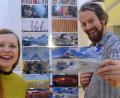 Bild: Kunz
Welche Postkarte hätten's denn gern? Nehmen's am besten die, wo unser Oldtimer Paula drauf ist. Sabine Hoppe und Thomas Rahn bei ihrem Vortrag in Weiden.
