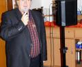 Bild: hai
Musikalischer Leiter Heinz Schmidt demonstriert die Vorzüge der kabellosen Lautsprecheranlage, mit der er die Auftritte der Fichtenhornbläser moderieren wird.