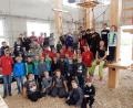 Bild: exb
Die 5. Klassen der Realschule im Stiftland mit ihren Tutoren im Kletterwald in Regenthal-Pottenstein.