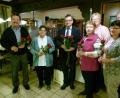 Bild: rn
Als „Rosenkavaliere“ engagieren sich bei der Abschlussveranstaltung des Blumenschmuckweettbwerbs Stadtrat Ludwig Schneider, Hans Rupprecht (von links), der Vorsitzende des Obst- und Gartenbauvereins, Stadtrat Michael König, Stadtverbandsvorsitzender Dieter Kies (Vierter und Fünfter von links) sowie die Stadträte Dr. Sabine Schultes und Udo Müller (hinten, von rechts).