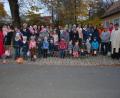 Bild: jr
Mit einer Spende von 200 Euro überraschte die Leonberger Krabbelgruppe die Kreisvereinigung Lebenshilfe. Im Bild die Kinder der Krabbelgruppe mit ihren Eltern sowie (von rechts) Pfarrer Anton Witt, Krabbelgruppenleiterin Carola Wölfl und die Lebenshilfe-Vertreter Christine Karsch und Florian Seidl.