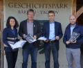 Bild: awo
Ida Pětioká, Alfred Wolf, Robert Zeus, Mediaberater von Oberpfalz-Medien, und Václav Vrbík stellen das neue Magazin "Bei uns - U nás" vor.