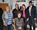 Bild: rgr
Zum 90. Geburtstag von Philippine Neuberger gratulierten (von rechts): Bürgermeister Edgar Knobloch, Tochter Sabine, Ehemann Max, Maria Zitzmann und Pfarrer Bernhard Müller.