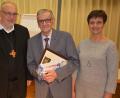 Bild: jr
25 Jahre lang war Hans Reif (Mitte) als Kommunionhelfer in der Pfarrei St. Jakob engagiert. Dafür dankten Stadtpfarrer Anton Witt und Pfarrgemeinderatssprecherin Helga Weiß.