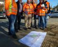 Bild: Portner
VG-Bauamtsleiter Jürgen Steinbauer (rechts), Stefan Haupt, Bauleiter Hartinger-Bau (von links) und Bürgermeister Hans Graßl besprechen mit den Vertretern vom Staatlichen Bauamt, Baudirektor Gottfried Weishäupl, Bauaufsicht Hubert Gradl und Bauleiter Eduard Gleich, die Maßnahmen.