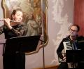 Bild: do
Mit Flöte und Akkordeon, einer seltenen aber lieblichen Kombination, beeindruckt das oberösterreichisch-niederbayerische Duo Elisabeth Thoma und Manuel Wagner mit dem Künstlernamen FLAC bei einem Konzert in Speinshart.