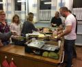 Bild: u
Polnische Küche gibt es beim Kennenlern-Abend des Marien-Kindergartens/Haus des Kindes. Möglich machen ihn Teresa Wczasek (Zweite von links) und Matthias Vigna (rechts). Unter ihrer Regie werden Pierogi und Lasanki zubereitet.
