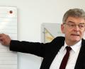 Bild: Wolfgang Steinbacher
Noch ganz analog ist Stadtkämmerer Franz Mertel unterwegs, als er in der Wirtschaftsschule die Eckdaten seines Haushaltsentwurfs an der Tafel in einem Klassenzimmer vorstellt. Eingeplant ist auch Geld für die Digitalisierung an den Schulen.