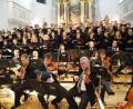 Bild: krb
Die Hofer Symphoniker füllen mit „Mixtura Cantorum“ und dem Jugendchor des Fränkischen Sängerbundes den Altarraum optisch und das Kirchenschiff von St. Georg akustisch voll aus.