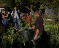 Bild: exb
Tanja Götz (rechts) lud die Teilnehmer am Praxiskurs über das Jahr verstreut immer wieder in ihren Garten ein, um ihnen am praktischen Beispiel den ökollogischen Gartenbau zu zeigen.