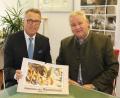 Bild: heb
Bürgermeister Franz Stahl (links) ist nicht nur ein Kenner der modernen Kreisstadt, sondern interessiert sich auch sehr für Historisches. Stadtheimatpfleger Eberhard Polland (rechts) weiß dies und stellt sein neuestes Werk deshalb immer zuerst dem Stadtoberhaupt vor.