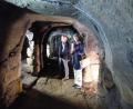 Bild: Karlheinz Keck
Heimatforscher Bernd Thurn und Gertraud Wiesner vom Heimatverein sehen sich in den Felsenkellern um.