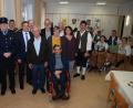 Bild: Portner
Alfred Sippl (Mitte) freut sich zusammen mit Gattin Inge und der Familie über die Glückwünsche von Bürgermeister Norbert Eckl (links daneben) mit Stellvertreter Robert Hechtl sowie über die Vereinsabordnungen und ein Ständchen der Blaskapelle Teunz.